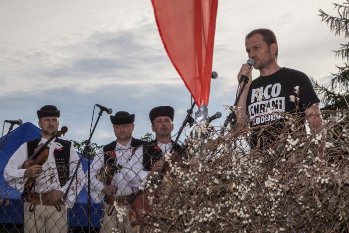 Ilustračný obrázok k článku "Bonapárty" ľudí stále baví, protesty pokračovali v Bratislave a v Trenčíne