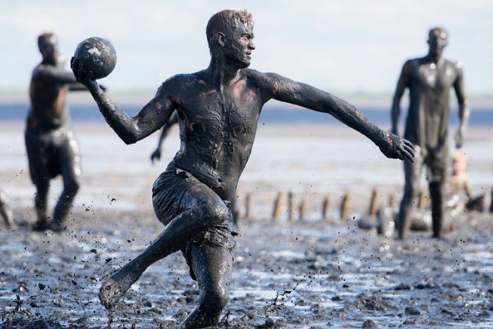 Ilustračný obrázok k článku KURIOZITA DŇA: Blatová olympiáda bola generálkou na tú ozajstnú v Riu