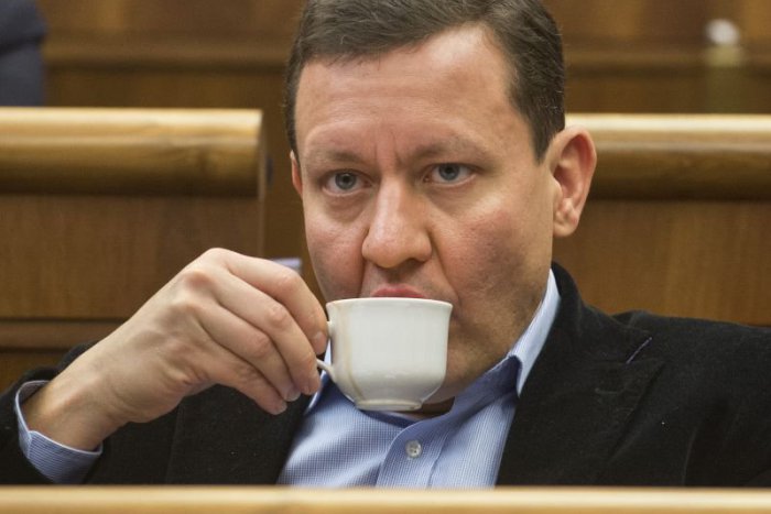 Ilustračný obrázok k článku Poslanci po novom: Piť áno, jesť nie a rozprávať ešte menej