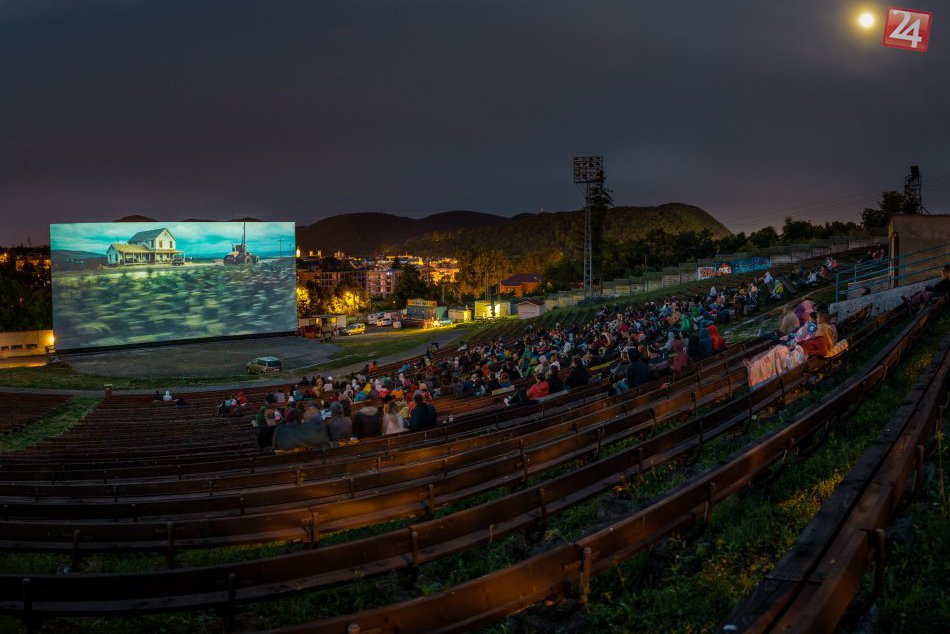 Ilustračný obrázok k článku Filmy pod holým nebom aj v auguste: Letné kino ponúkne Učiteľku i Sedem statočných