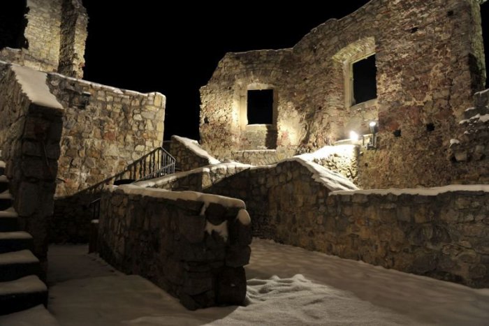 Ilustračný obrázok k článku POTULKY PO SLOVENSKU: Hrady, ktoré obývali biele panie a iné strašidlá