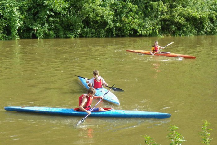 Ilustračný obrázok k článku Novozámocké deti si užívajú na vode: Učarovala im kanoistika, FOTO