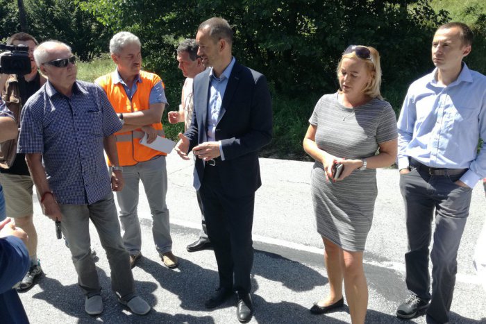 Ilustračný obrázok k článku Mimoriadna tlačovka s ministrom: Cestu pri Kremnici si beriem pod patronát, VIDEO