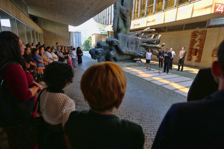 Ilustračný obrázok k článku FOTO: V Bystrici odhalili pamätnú tabuľu Rómom. Holokaust si pripomenuli karafiátmi