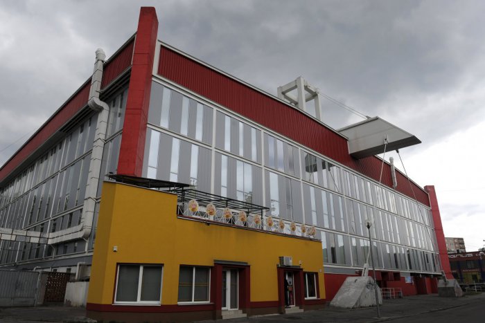 Ilustračný obrázok k článku Rekonštrukcia na trenčianskom zimáku: Vymenia chladiarenské veže i mantinely