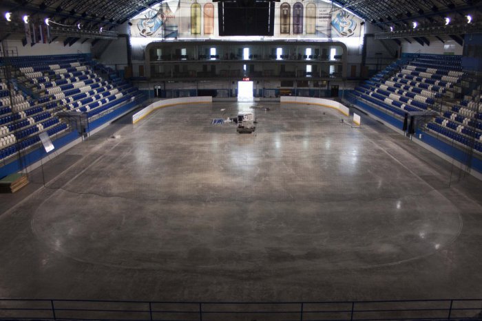 Ilustračný obrázok k článku Rekonštrukcia zimného štadióna ide podľa plánu: Začína sa chladiť