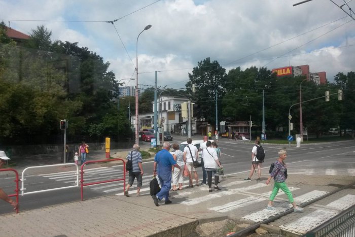 Ilustračný obrázok k článku Vodič nočnou jazdou pod vplyvom alkoholu poškodil cudzie autá