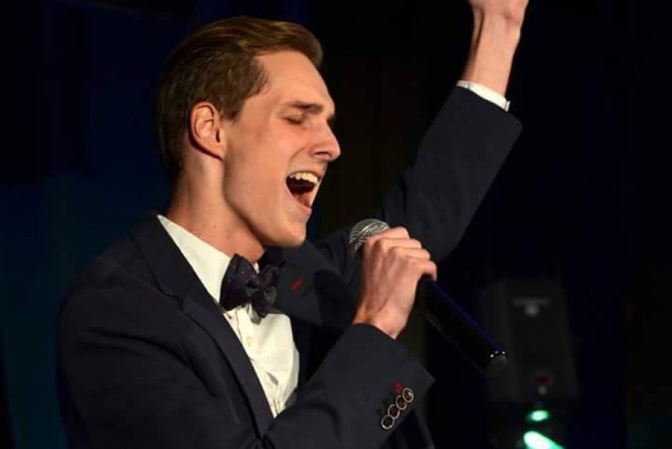 Ilustračný obrázok k článku Študent bystrického konzervatória zažiaril. Dočkal sa pocty od Slávika aj Bílej