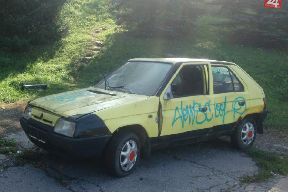 Ilustračný obrázok k článku FOTO: Špatia a zaberajú parkovacie miesta. Staré vraky áut zo Zvolena postupne miznú