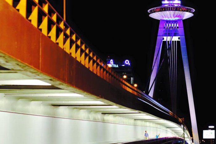 Ilustračný obrázok k článku Most SNP sa zmení na rosničku. Jeho farby budú predpovedať počasie!