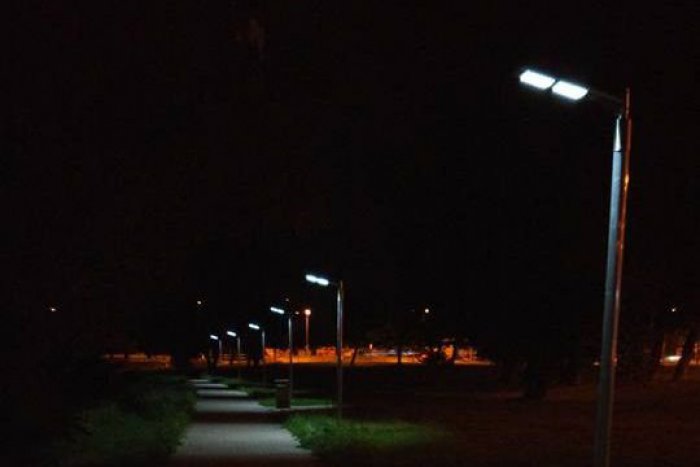 Ilustračný obrázok k článku Vrakuňa má nové osvetlenie s LED svietidlami na solárnu energiu