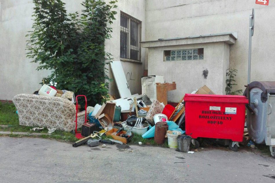 Ilustračný obrázok k článku FOTO: Čierna škvrna na mape mesta: Za bystrickým gymnáziom vyrástla hŕba odpadu