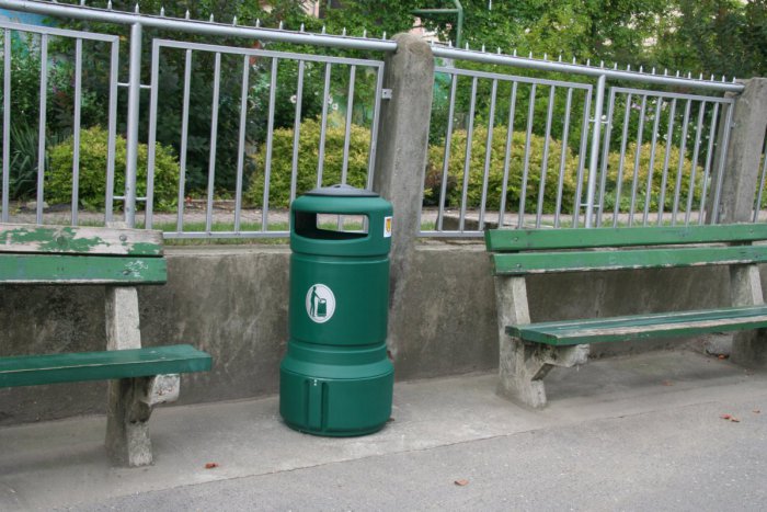 Ilustračný obrázok k článku V Rači osadili nové odpadkové koše aj s popolníkmi