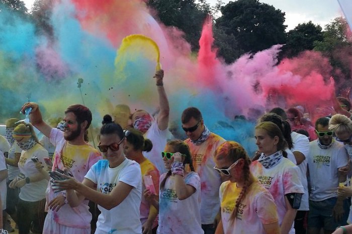 Ilustračný obrázok k článku Farebnému šialenstvu podľahli stovky ľudí