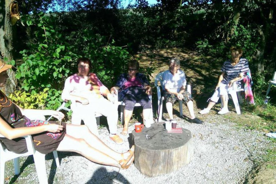 Ilustračný obrázok k článku FOTO: Kávička, dobroty aj spoločné rozhovory. Susedský piknik spojil Bystričanov