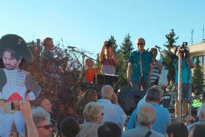 Ilustračný obrázok k článku Kňažko na protestoch proti Ficovi a Kaliňákovi: Don Corleone bol hlupák, mal založiť Smer!