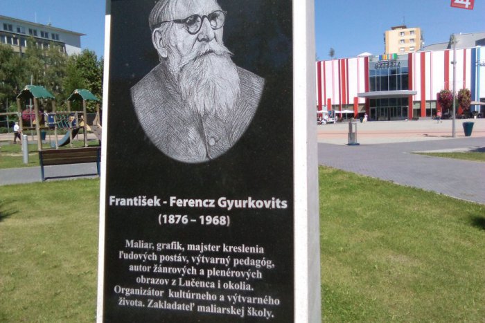 Ilustračný obrázok k článku FOTO: Známe osobnosti mesta pokope. V Lučenci majú svoj chodník maliar aj režisér