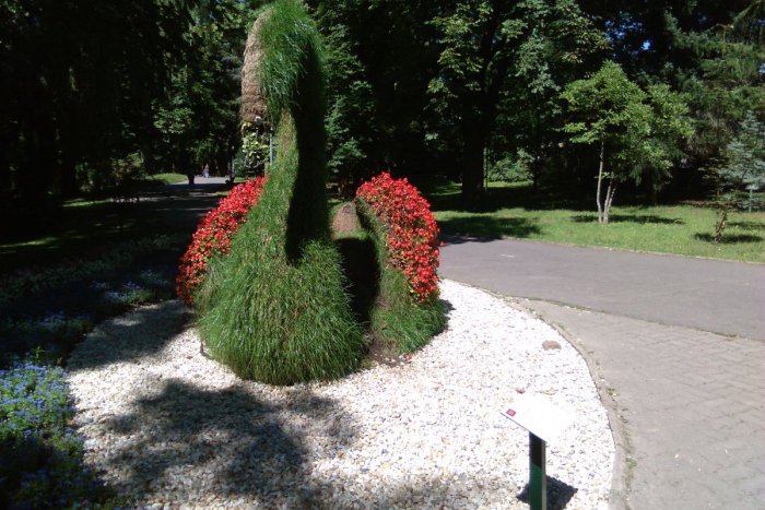 Ilustračný obrázok k článku FOTO: Lučenec bojuje proti vandalom v parku. Pri labuti pribudla nová ochrana