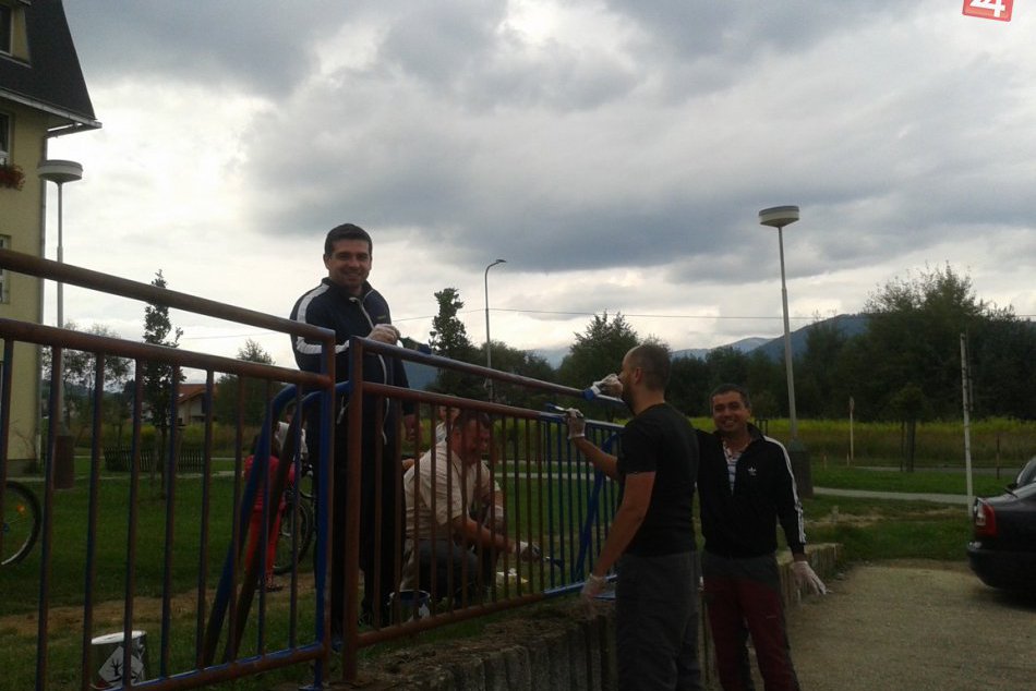 Ilustračný obrázok k článku FOTO: Breznianski poslanci s primátorom v pracovnom: Predviedli sa so štetcami