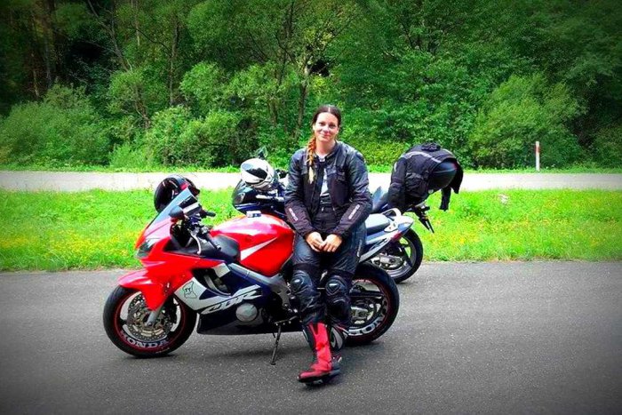 Ilustračný obrázok k článku Motorkárka Veronika jazdí s celou rodinou: Keď sa všetci zídeme, je to riadny rachot!