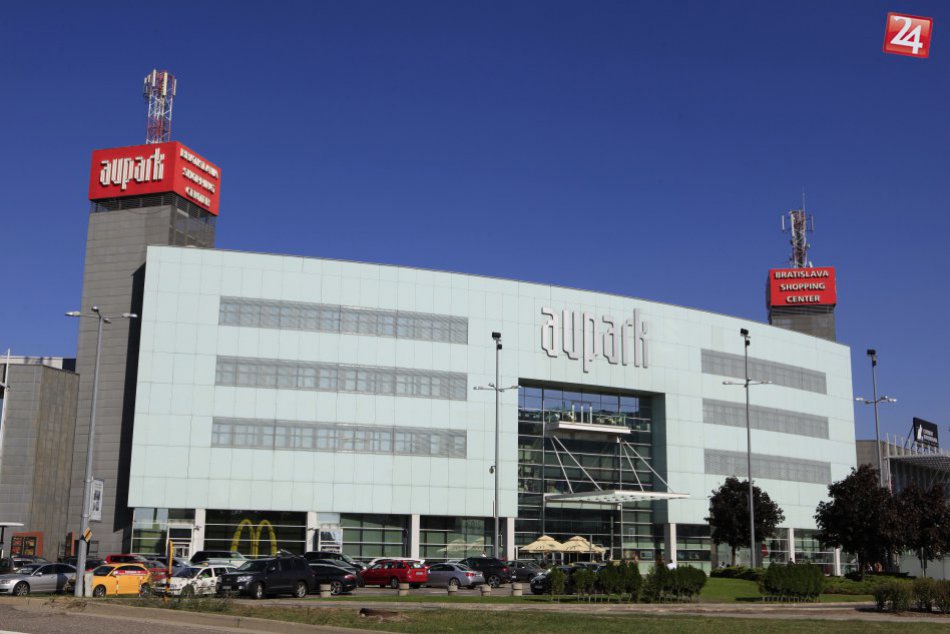 Ilustračný obrázok k článku Anonym nahlásil bombu v banke. Nákupné centrum v Petržalke museli evakuovať