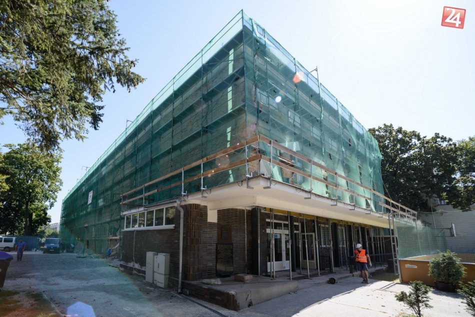 Ilustračný obrázok k článku FOTO z rekonštrukcie takmer 80-ročnej ZŠ v Nitre: Potrvá do konca októbra