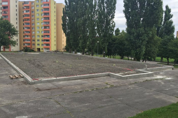 Ilustračný obrázok k článku Výstavba multifunkčného ihriska v Dúbravke je v plnom prúde