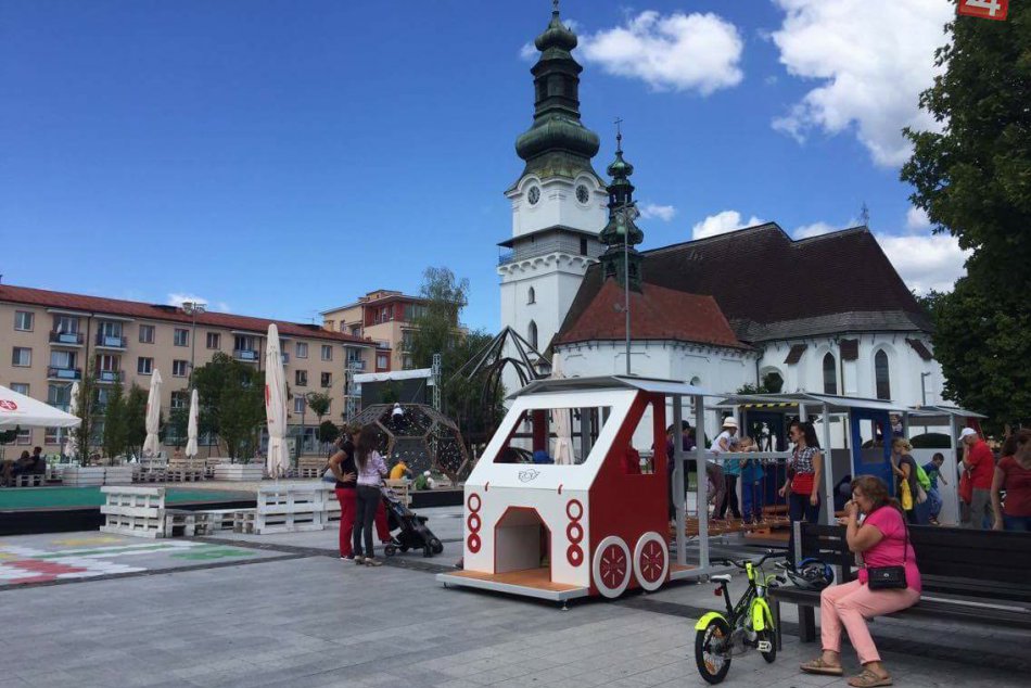 Ilustračný obrázok k článku FOTO: Novinka na zvolenskom námestí: Pri Fun zóne pribudol unikátny detský vláčik