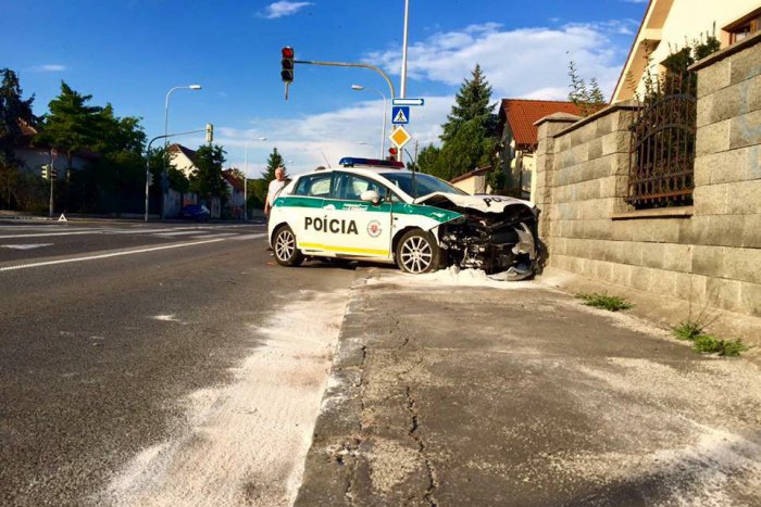 Ilustračný obrázok k článku V Rači havarovali policajti, dvaja ľudia sú v nemocnici