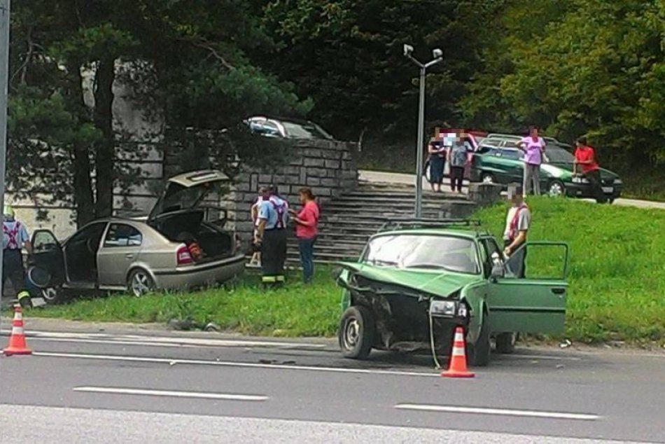 Ilustračný obrázok k článku FOTO: Zrážka Škody 120 s Octaviou pri Brezne. Zábery priamo z miesta nehody