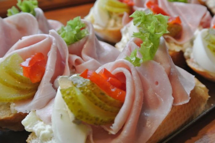 Ilustračný obrázok k článku Dajte si chlebíček! Neodmysliteľné pohostenie patrí na oslavy a naše stoly sto rokov