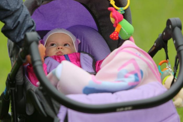 Ilustračný obrázok k článku Dobrá rada pre rodičov: V kočíku treba pripútať aj novorodencov