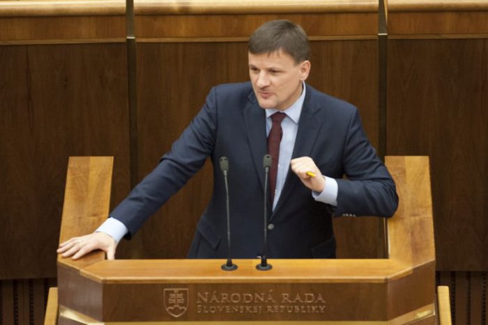 Ilustračný obrázok k článku Šéf KDH radí hrnčiarovcom: Žiadajte Kaliňákovu hlavu!