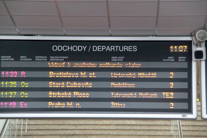 Ilustračný obrázok k článku Cestujúci železnicou cez stanicu Poprad si na vlak počkajú: Poškodené vedenie