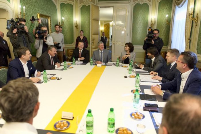 Ilustračný obrázok k článku Politológovia o odchode hrnčiarovcov: Most-Híd i koalícia sú vo výhode