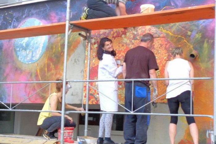 Ilustračný obrázok k článku Nevšedná akcia na bystrickej škole: K tvorbe unikátnej mozaiky môže prispieť každý