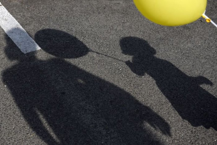 Ilustračný obrázok k článku Falošní zamestnanci poisťovne. Tento raz idú po matkách s deťmi