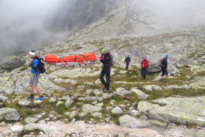 Ilustračný obrázok k článku Klasický tatranský deň: Volanie o pomoc, transport na chatu a zásah vrtuľníka