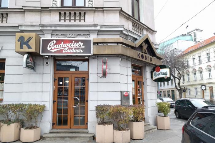 Ilustračný obrázok k článku Neďaleko autobusovej stanice stojí podnik, ktorý zažil kadečo