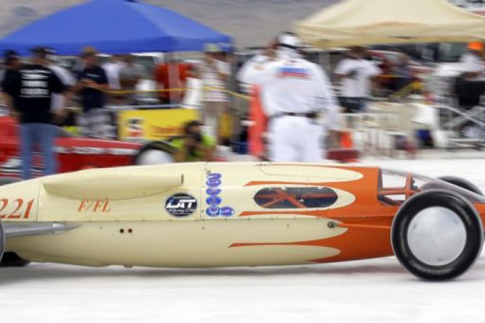 Ilustračný obrázok k článku KURIOZITA DŇA: Jazda po diaľnici? Nuda! Na soľnej dráhe sa dá ísť "megarýchlo"