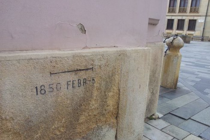 Ilustračný obrázok k článku Pamiatky po povodniach ostali na múroch domov