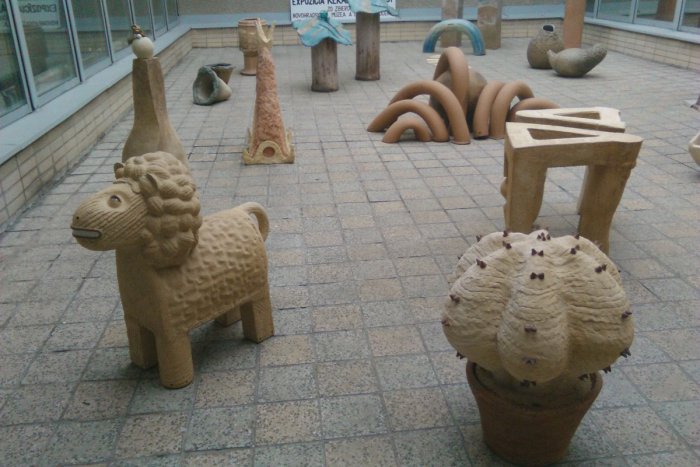 Ilustračný obrázok k článku FOTO: Nevšedná kuriozita v Lučenci: Galéria a úrad na jednom mieste