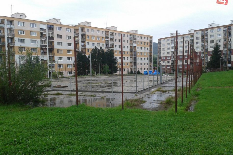 Ilustračný obrázok k článku FOTO: Práce na novom ihrisku v Brezne v plnom prúde. Kedy by sme si mohli zahrať?