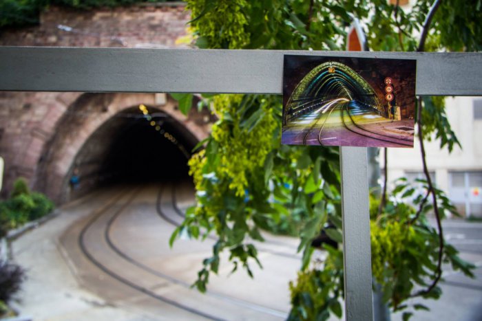 Ilustračný obrázok k článku V Bratislave sú na stenách a stĺpoch fotky, ktoré čakajú na okoloidúcich