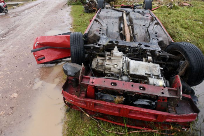 Ilustračný obrázok k článku Nehoda na ceste pri Zvolene. Auto na streche, na mieste zranená osoba