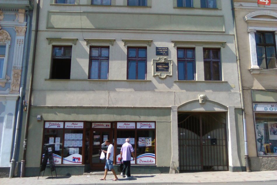 Ilustračný obrázok k článku FOTO: Pikoška z centra Lučenca: Viete, koľko osobností je na Kubínyiho námestí?