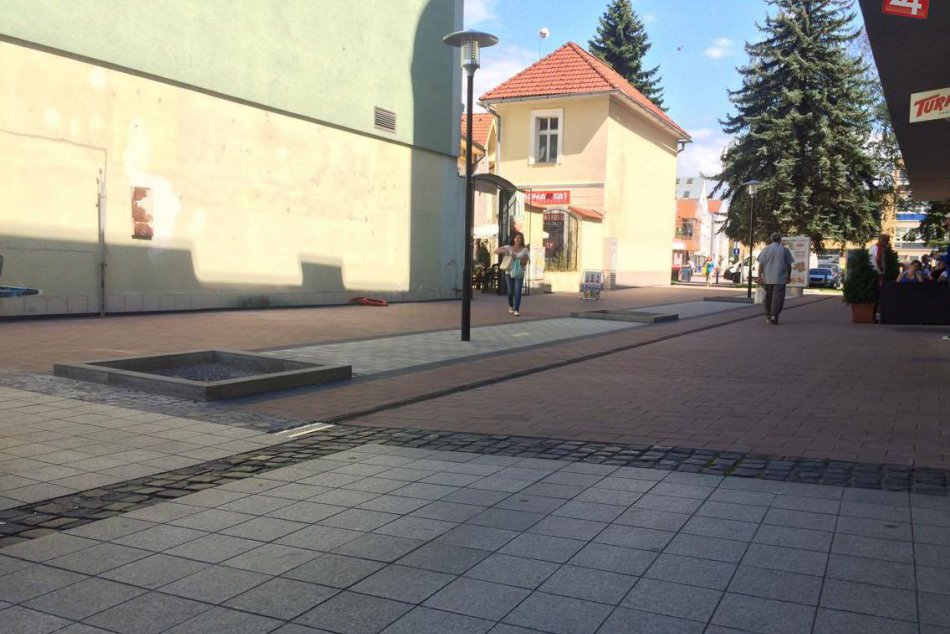 Ilustračný obrázok k článku HLASUJTE: Nová dlažba rozdelila Zvolenčanov. Čo si o červenom chodníku myslíte vy?
