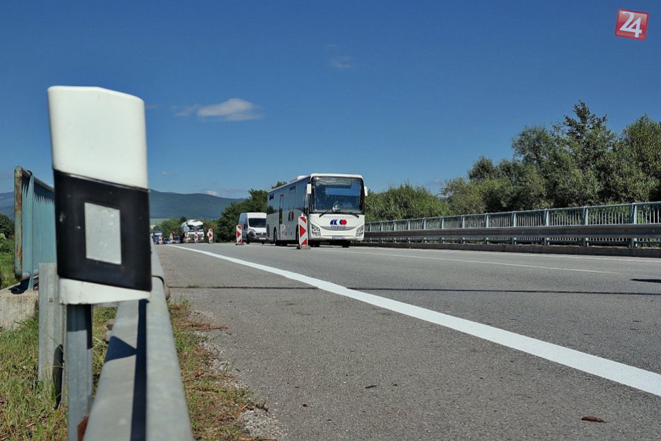 Ilustračný obrázok k článku Nehoda medzi Žiarom a Zvolenom: Auto vo zvodidlách, na mieste 12 hasičov
