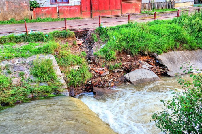 Ilustračný obrázok k článku Drázus po lejaku: Voda odkryla aj podzemné elektrické vedenie, FOTO