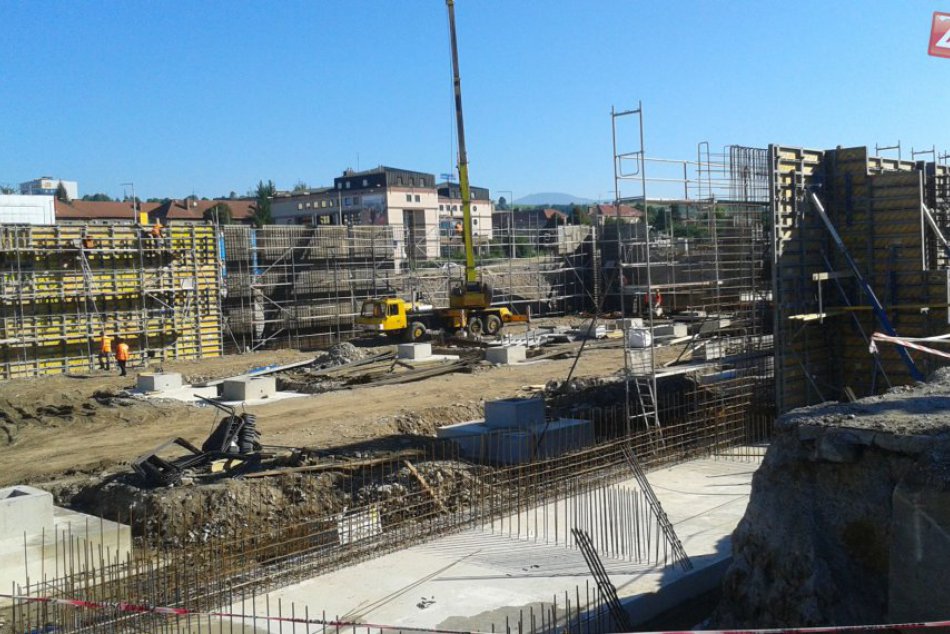 Ilustračný obrázok k článku FOTO a VIDEO: Prvé múry bystrickej autobusky už stoja. Kedy sa dočkáme otvorenia?